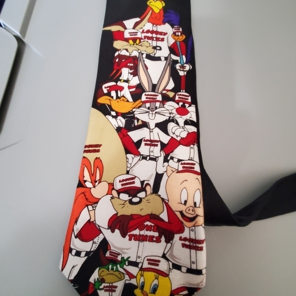Looney tunes neck tie. Polyester.  Vintage